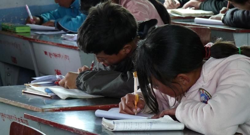 Karuna Dana-niños estudiando