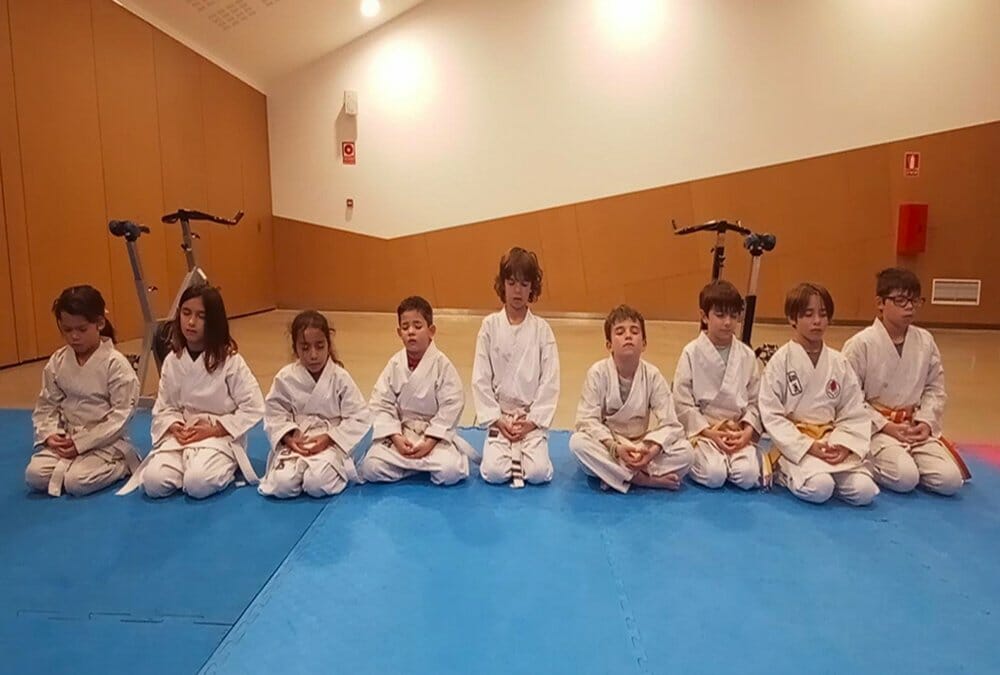 Susana. El grup infantil del Dojo Waki en post-retir, practicant mokuso mirant en silenci cap al cor
